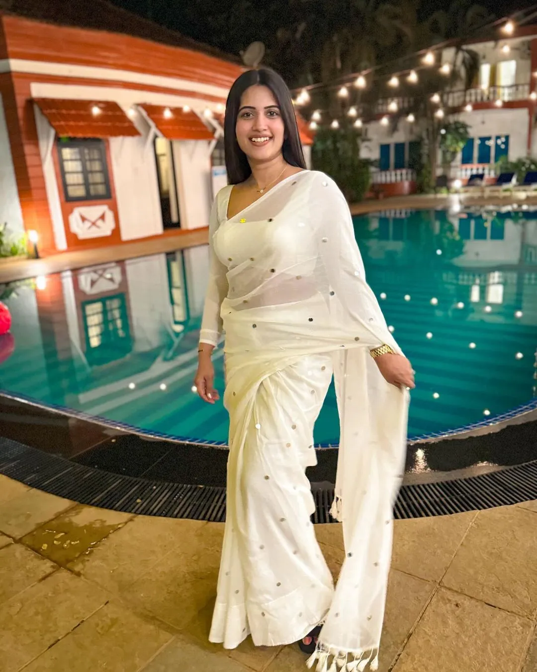 Tollywood Actress Sravanthi Chokarapu Images In White Saree Blouse